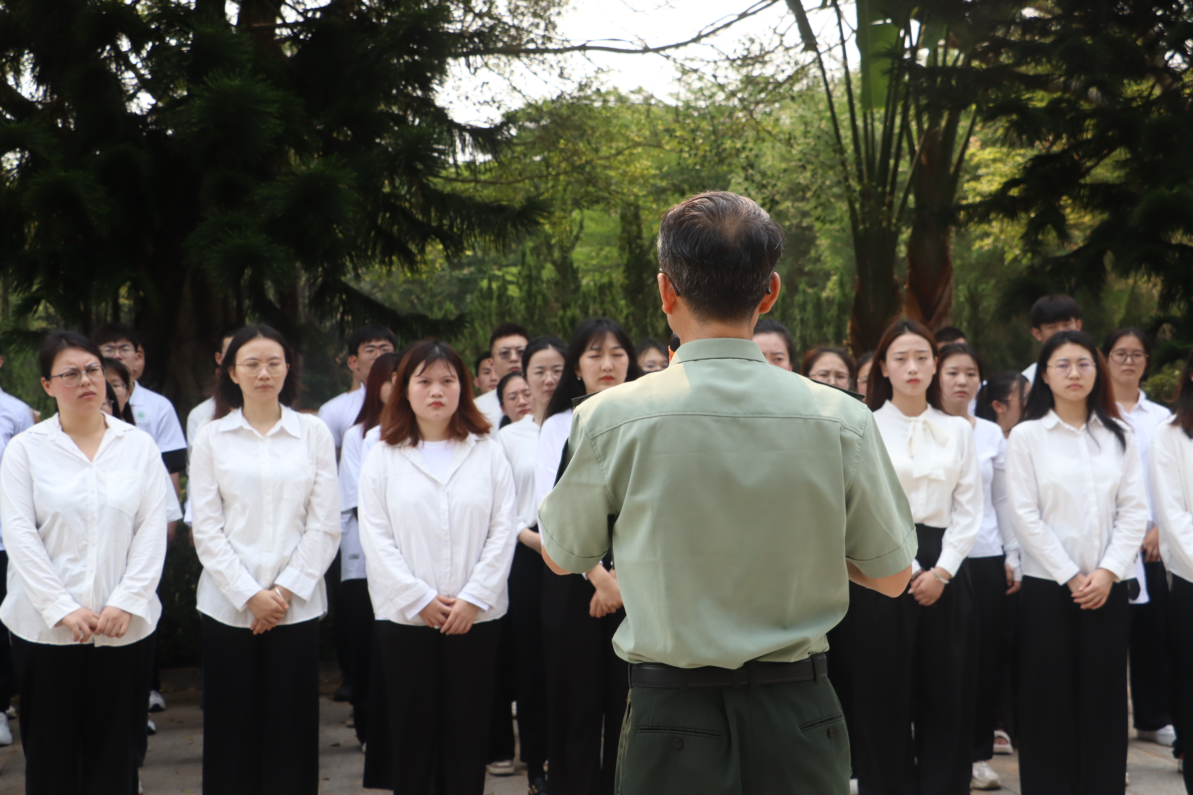 我校研究生赴“解放海南岛战役烈士陵园”缅怀先烈