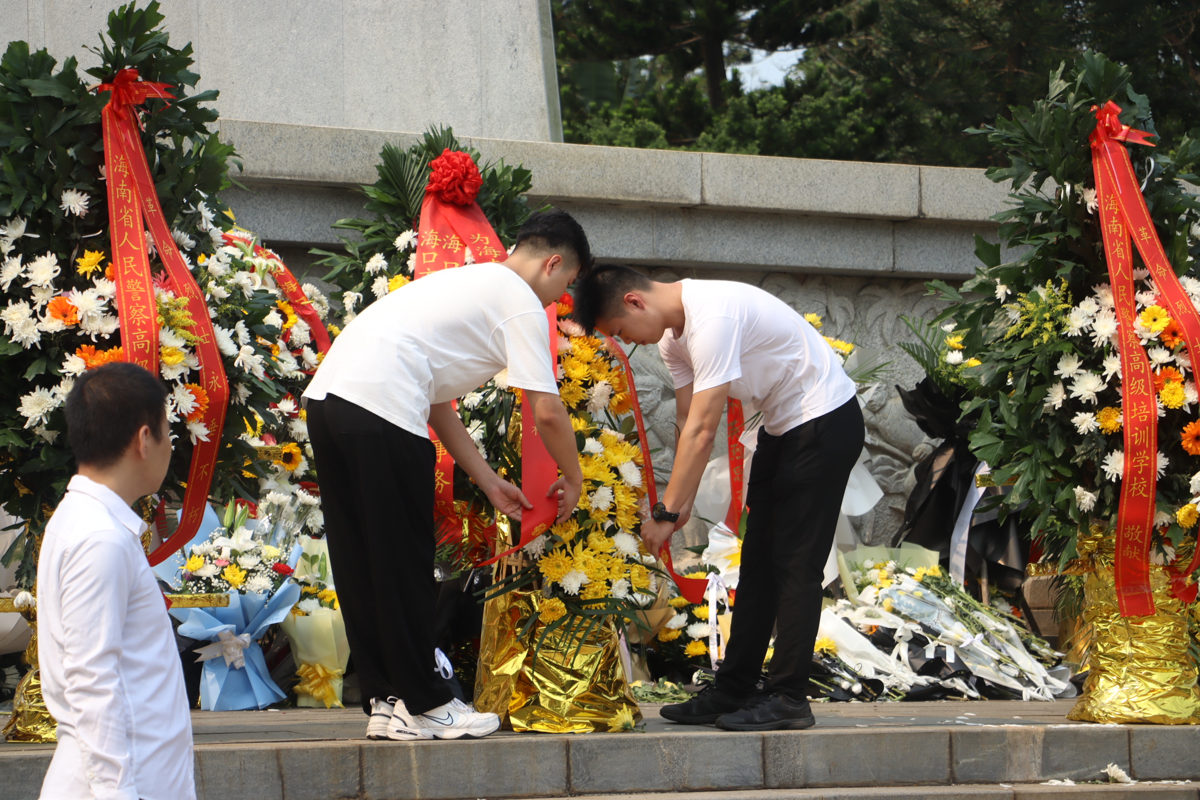 我校研究生赴“解放海南岛战役烈士陵园”缅怀先烈