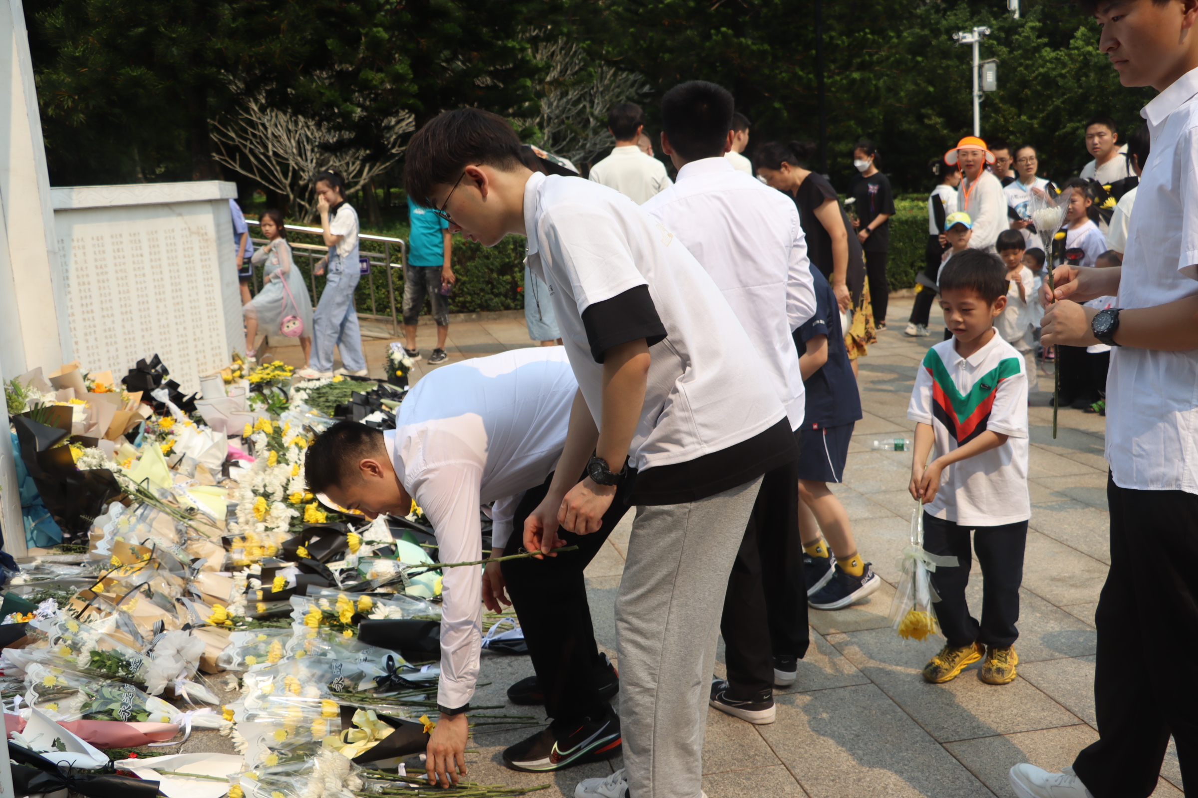 我校研究生赴“解放海南岛战役烈士陵园”缅怀先烈