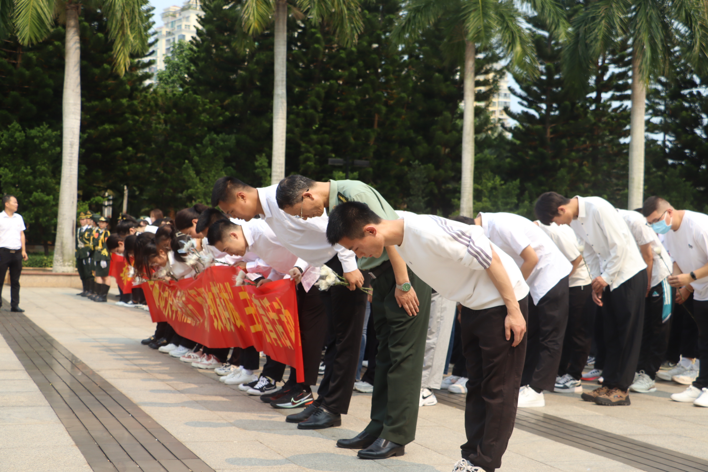 我校研究生赴“解放海南岛战役烈士陵园”缅怀先烈