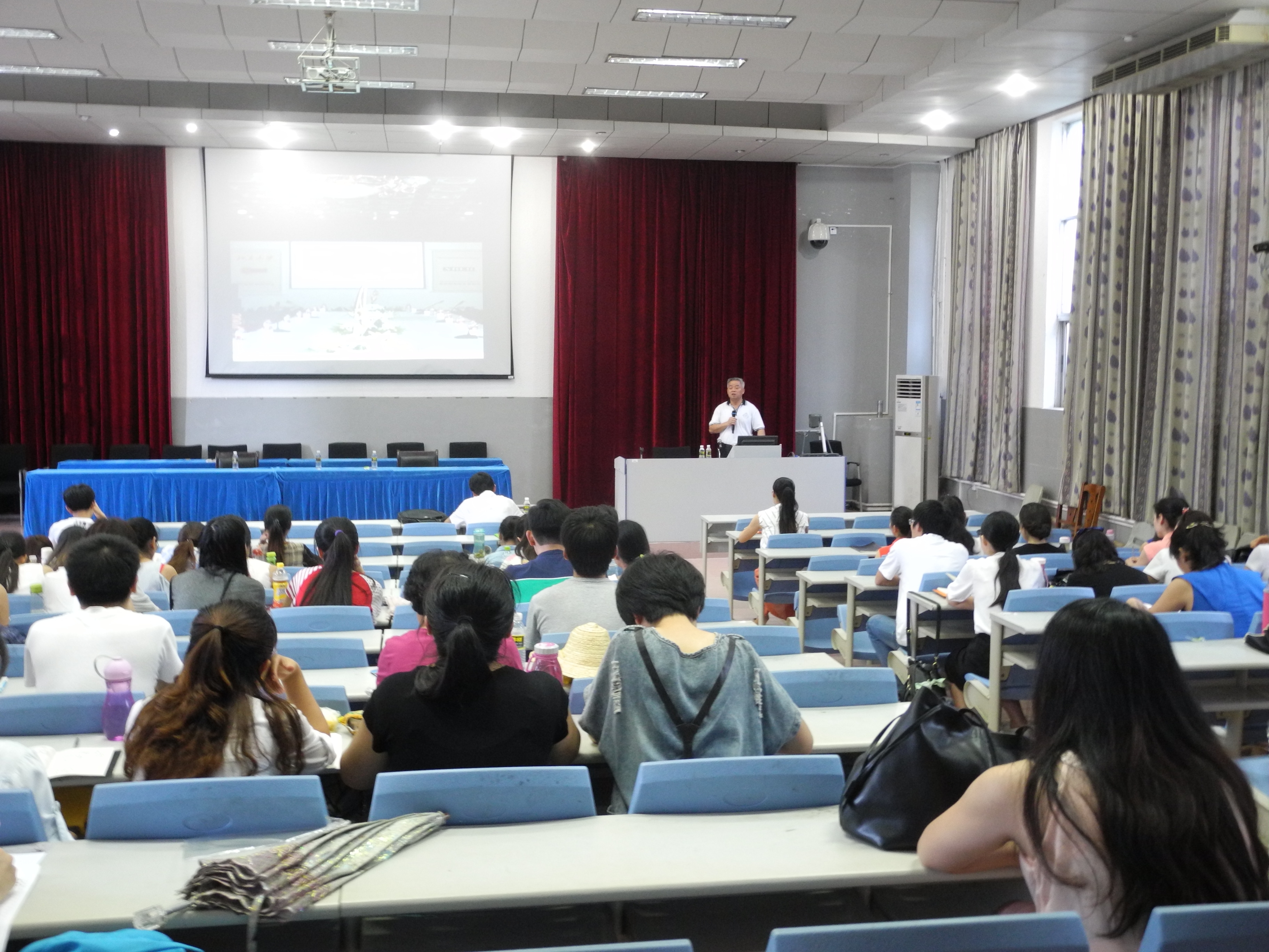 黄景贵教授为我校研究生作讲座