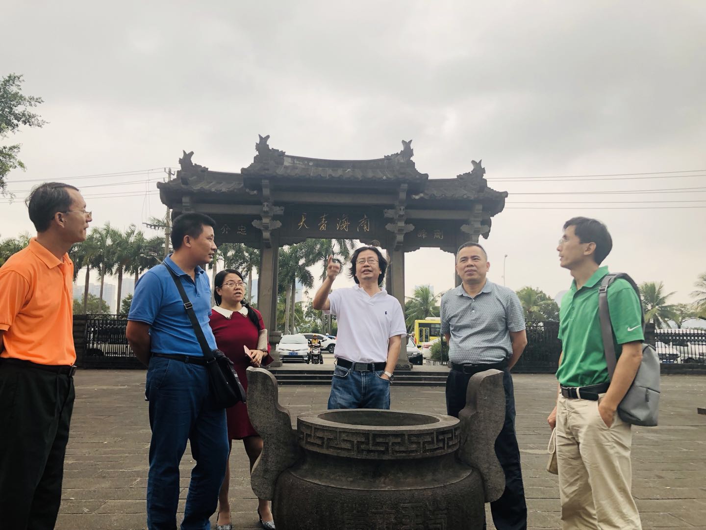 我院党委组织开展“勇当先锋、做好表率”主题党日活动