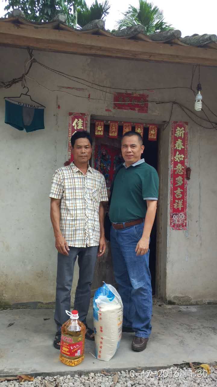 我院党委书记黄俊平同志再度深入亚久村走访慰问帮扶户