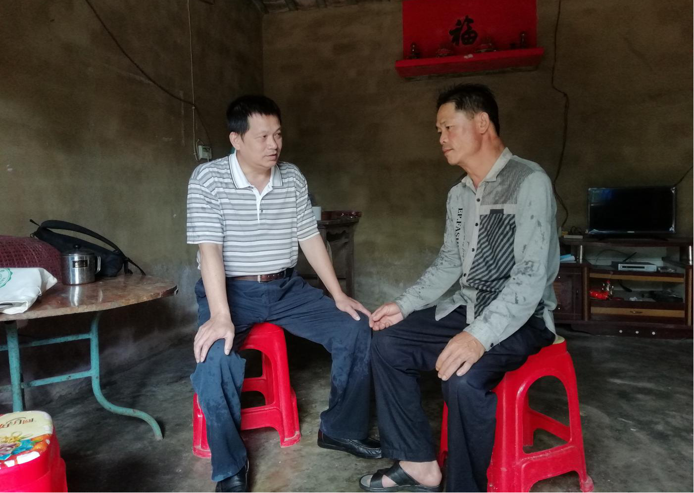 雷竞技王者荣耀吧参与我校全国扶贫日走访慰问活动