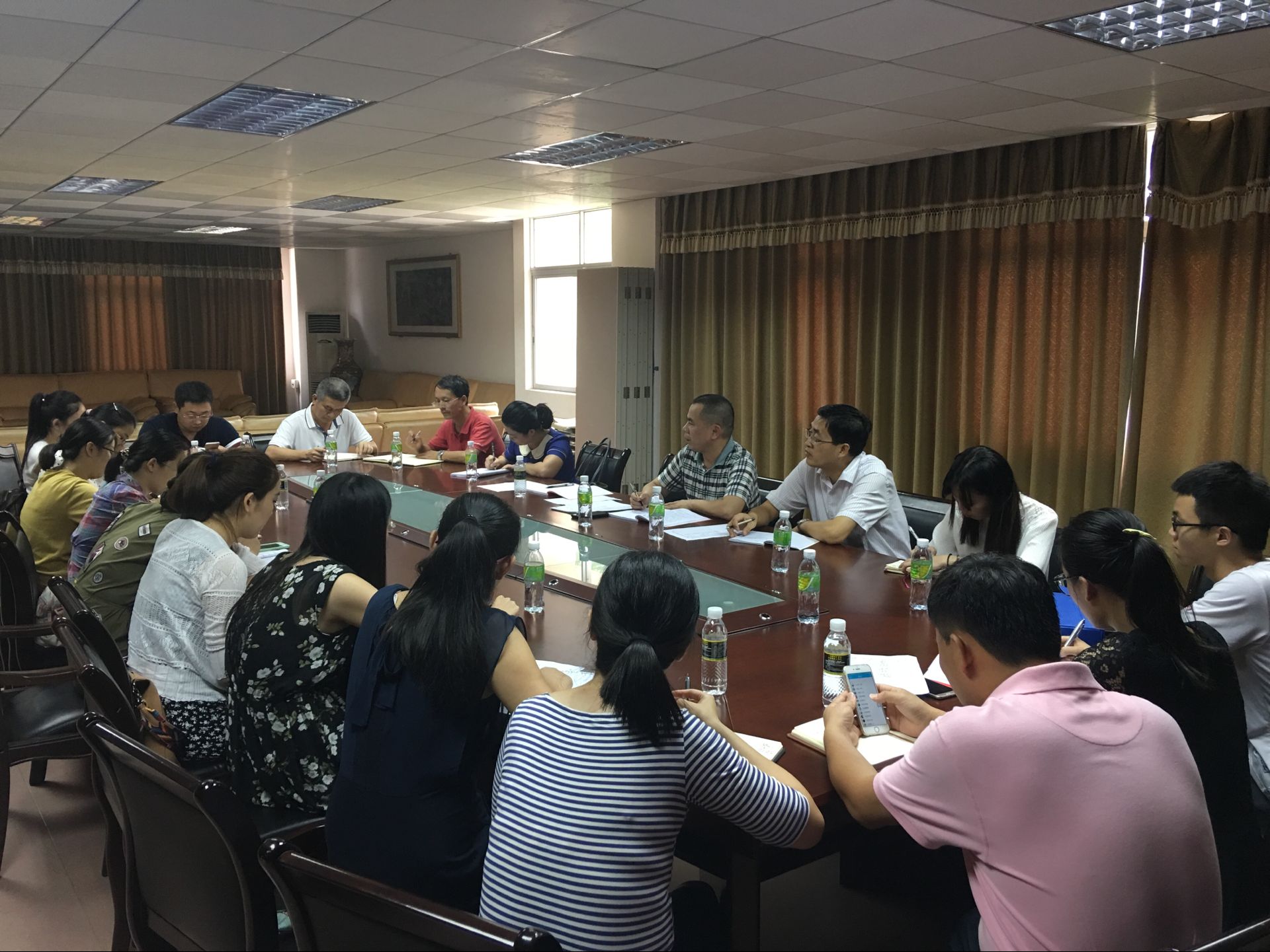 雷竞技王者荣耀吧召开微时代背景下研究生党建工作新途径专题研讨会