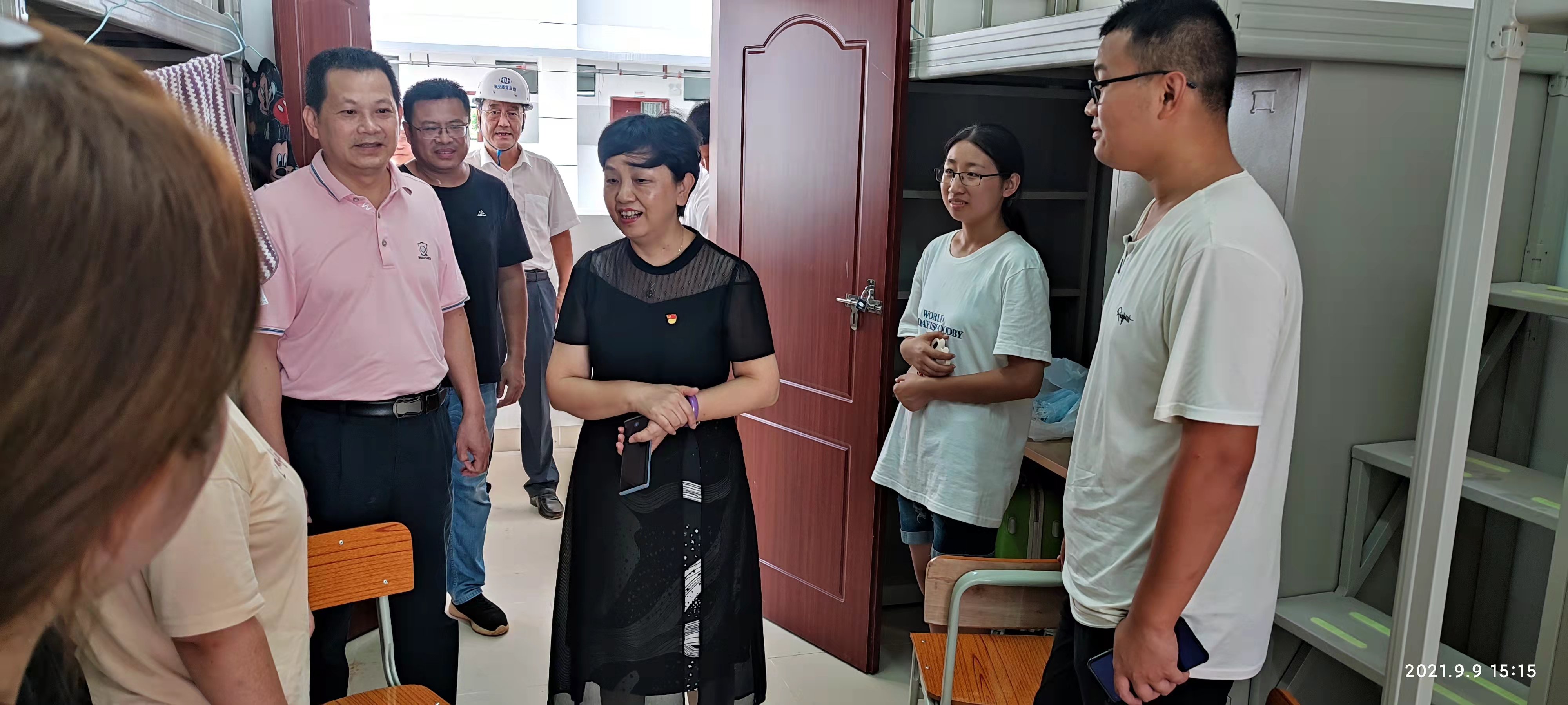 校领导视察走访2021级研究生报到现场