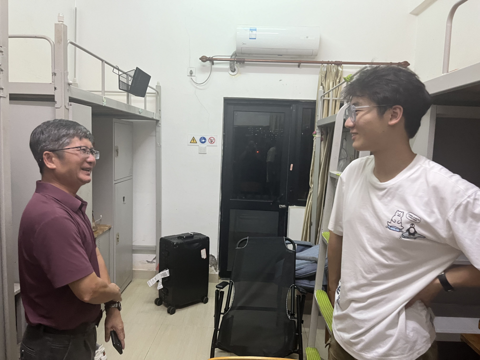 校领导带队走访2024级新生宿舍
