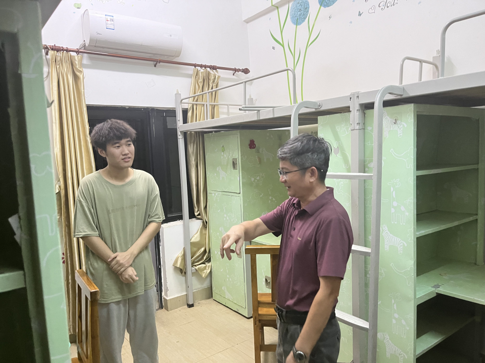 校领导带队走访2024级新生宿舍