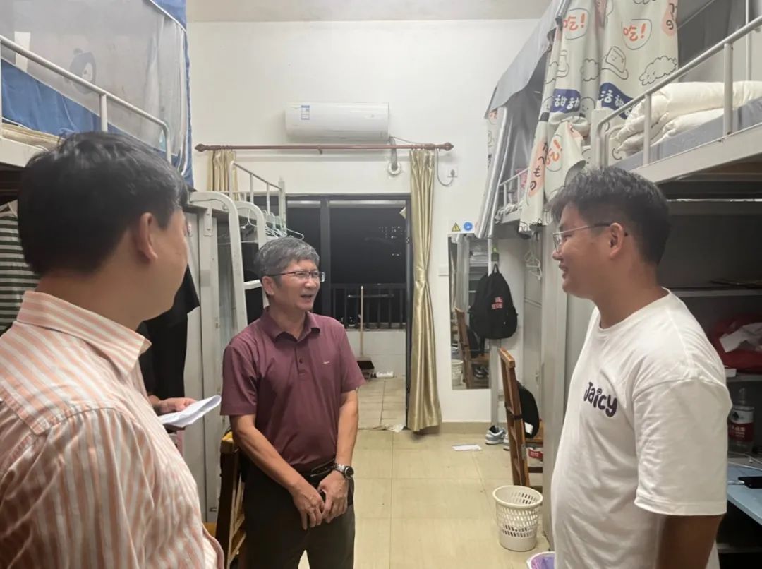 校领导带队走访2024级新生宿舍