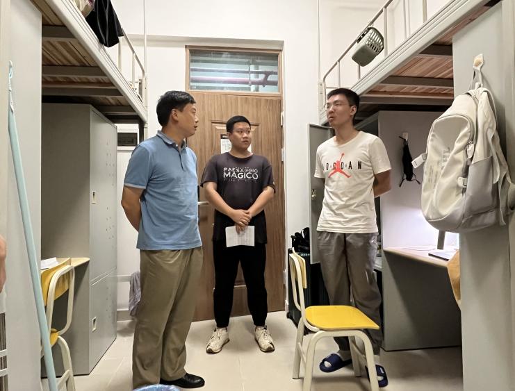 院领导走访2024级新生宿舍