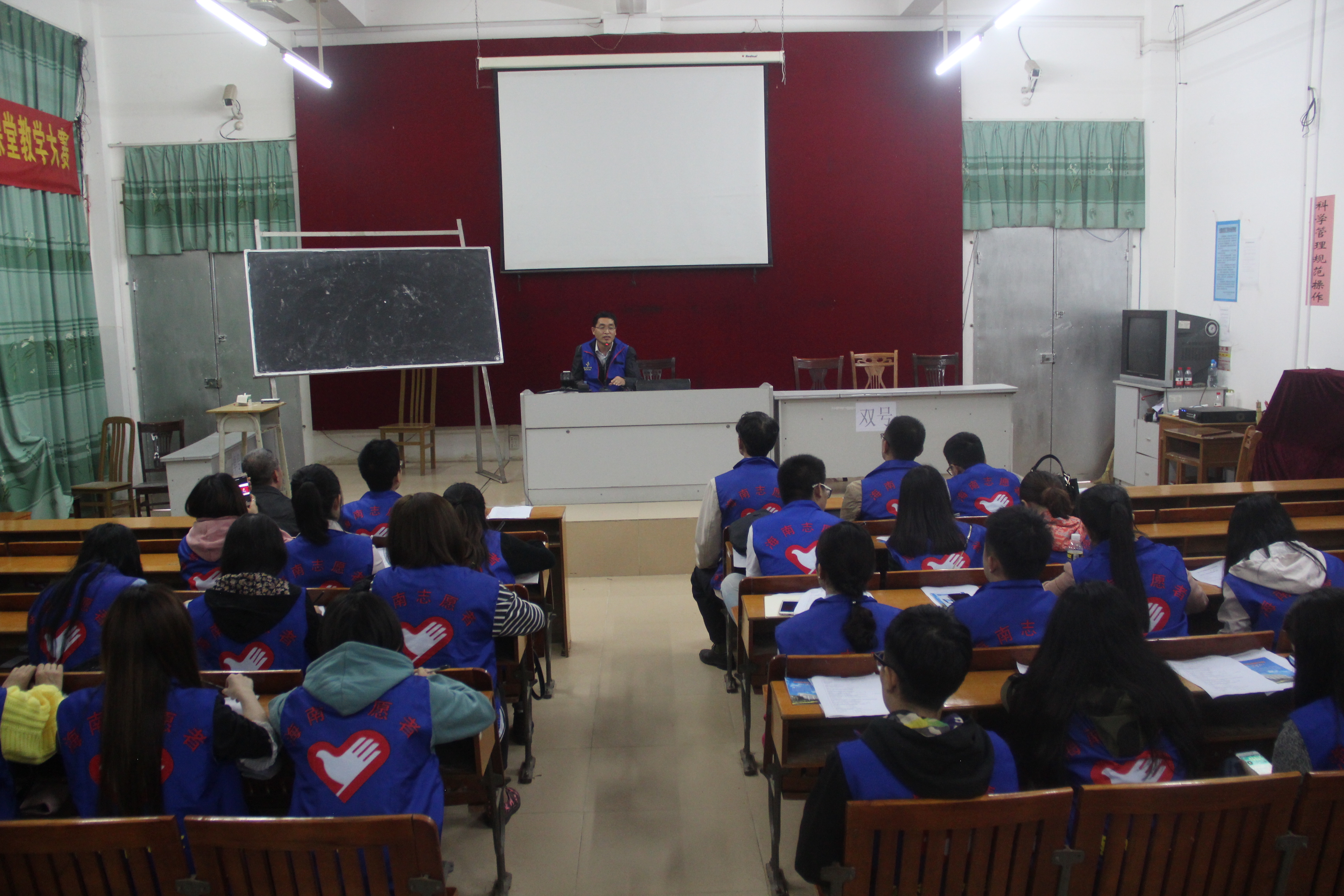 我校研究生赴儋州市民族中学开展支教助学实践活动