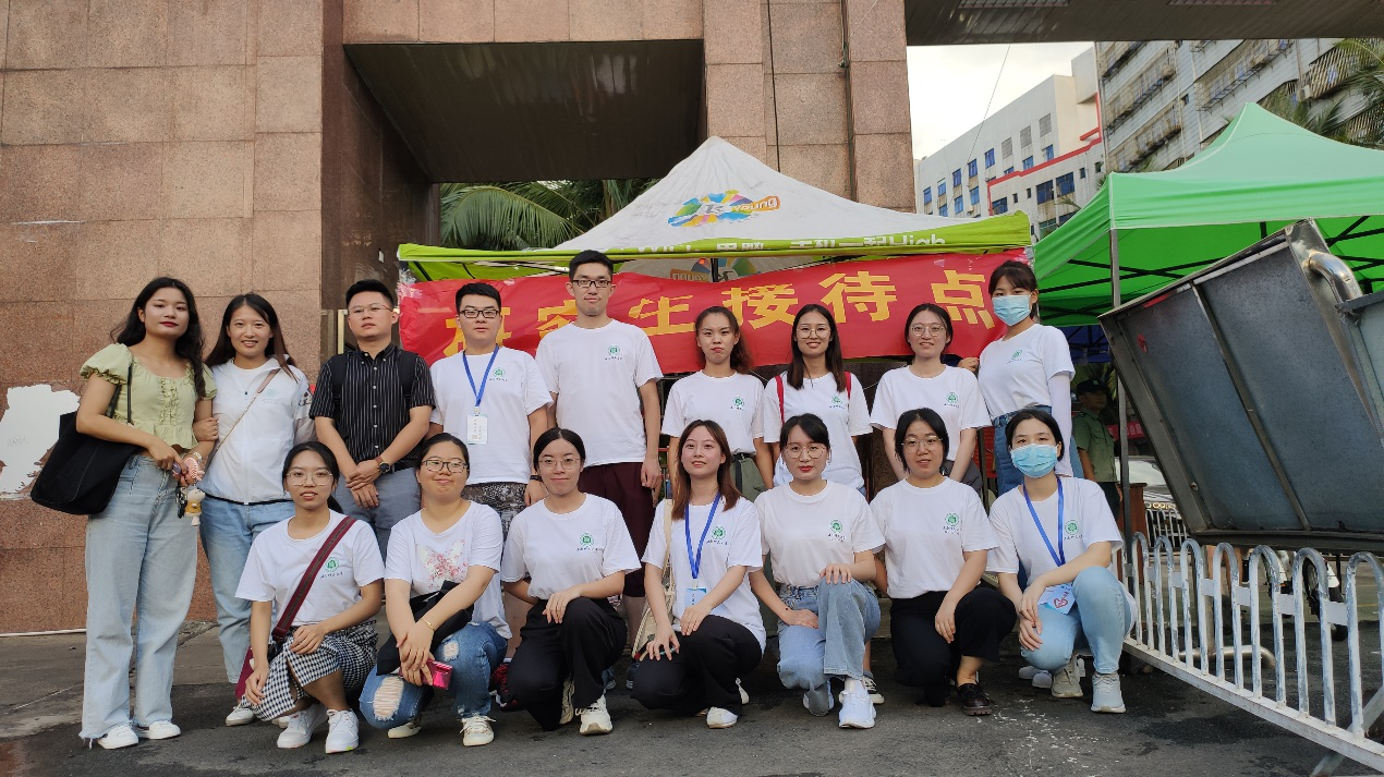 雷竞技雷老板研究生院志愿者迎新活动