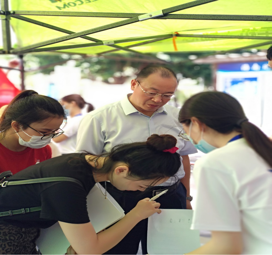 雷竞技雷老板研究生院志愿者迎新活动