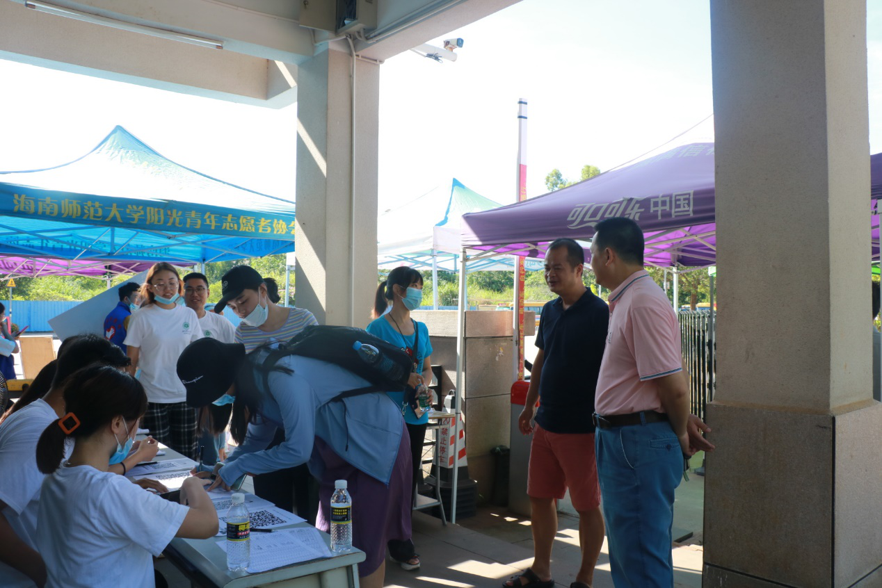 雷竞技雷老板研究生院志愿者迎新活动