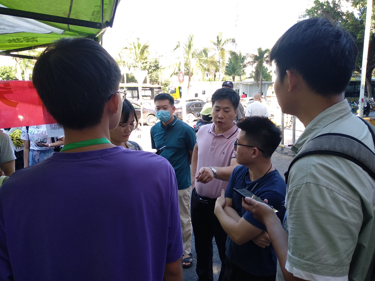 雷竞技雷老板研究生院志愿者迎新活动