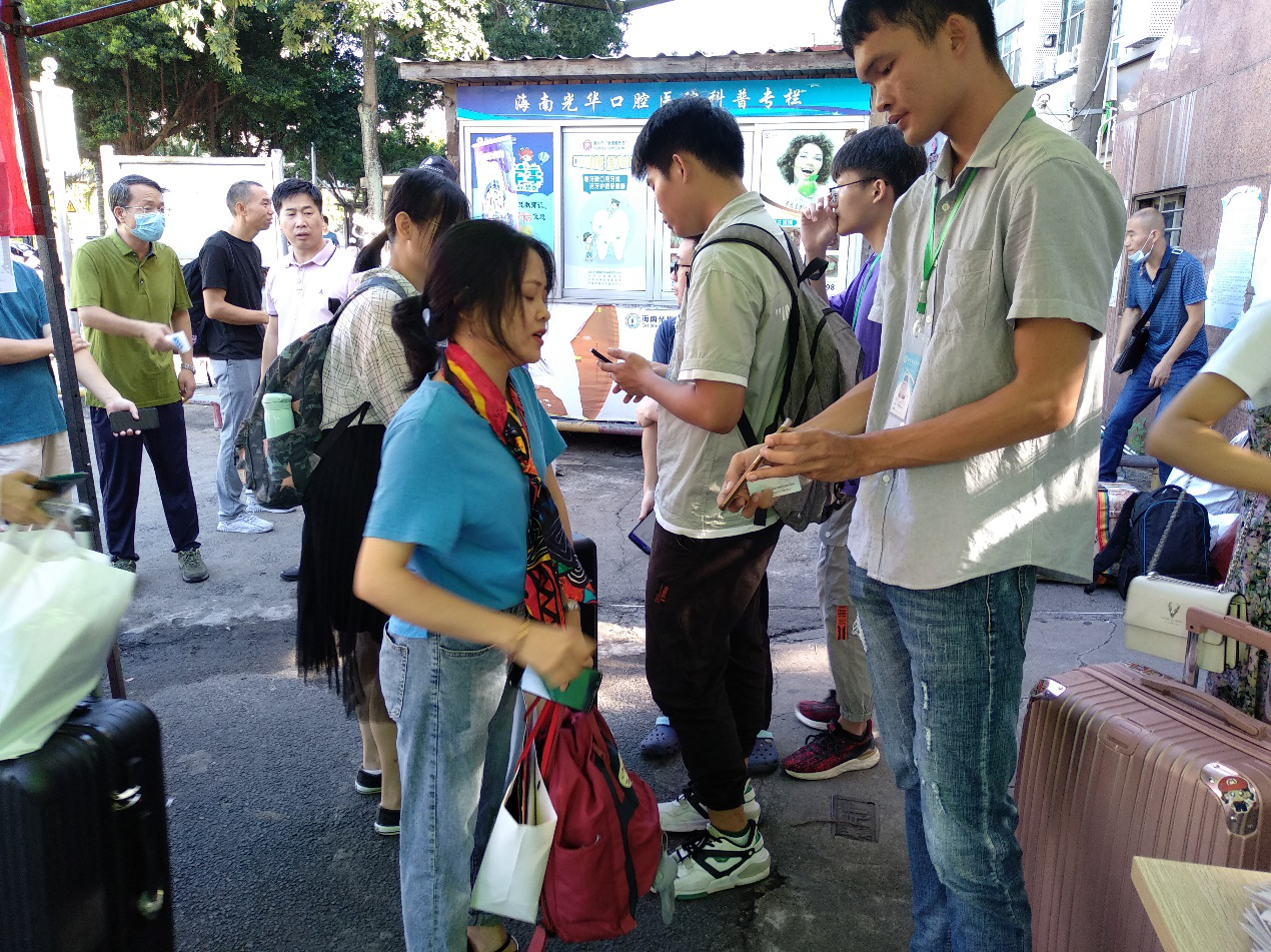 雷竞技雷老板研究生院志愿者迎新活动