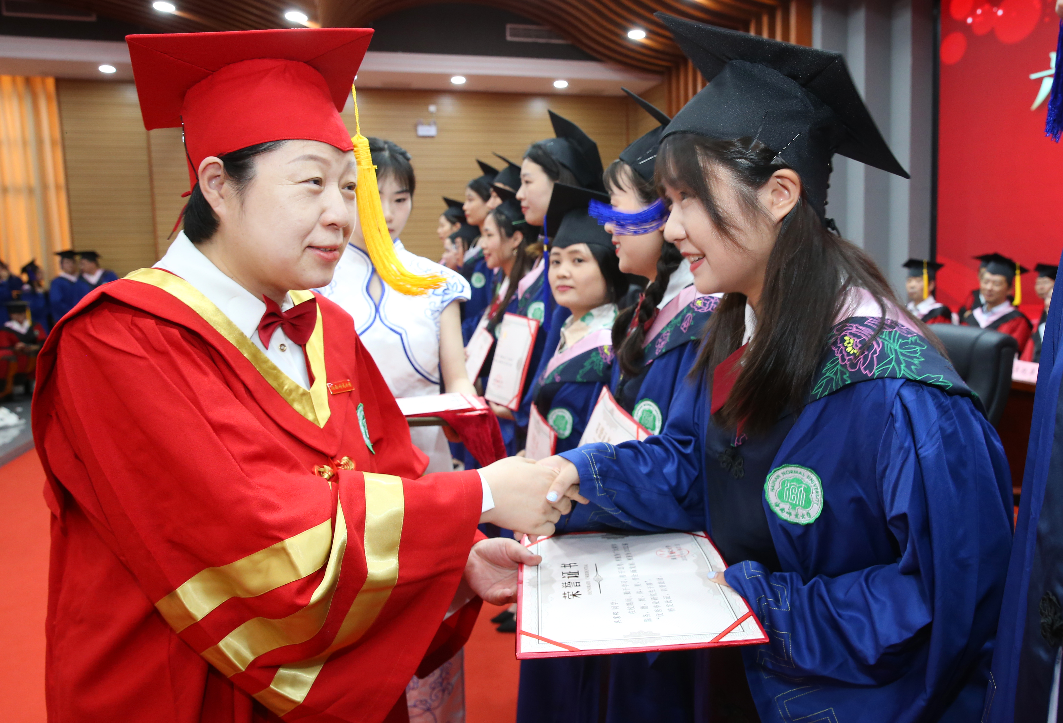 我校举行2022届研究生毕业典礼暨授予学位仪式