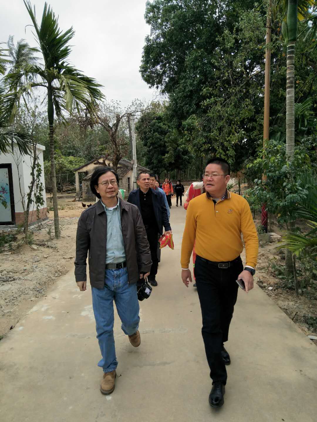 我院师生赴陵水亚欠村开展慰问活动