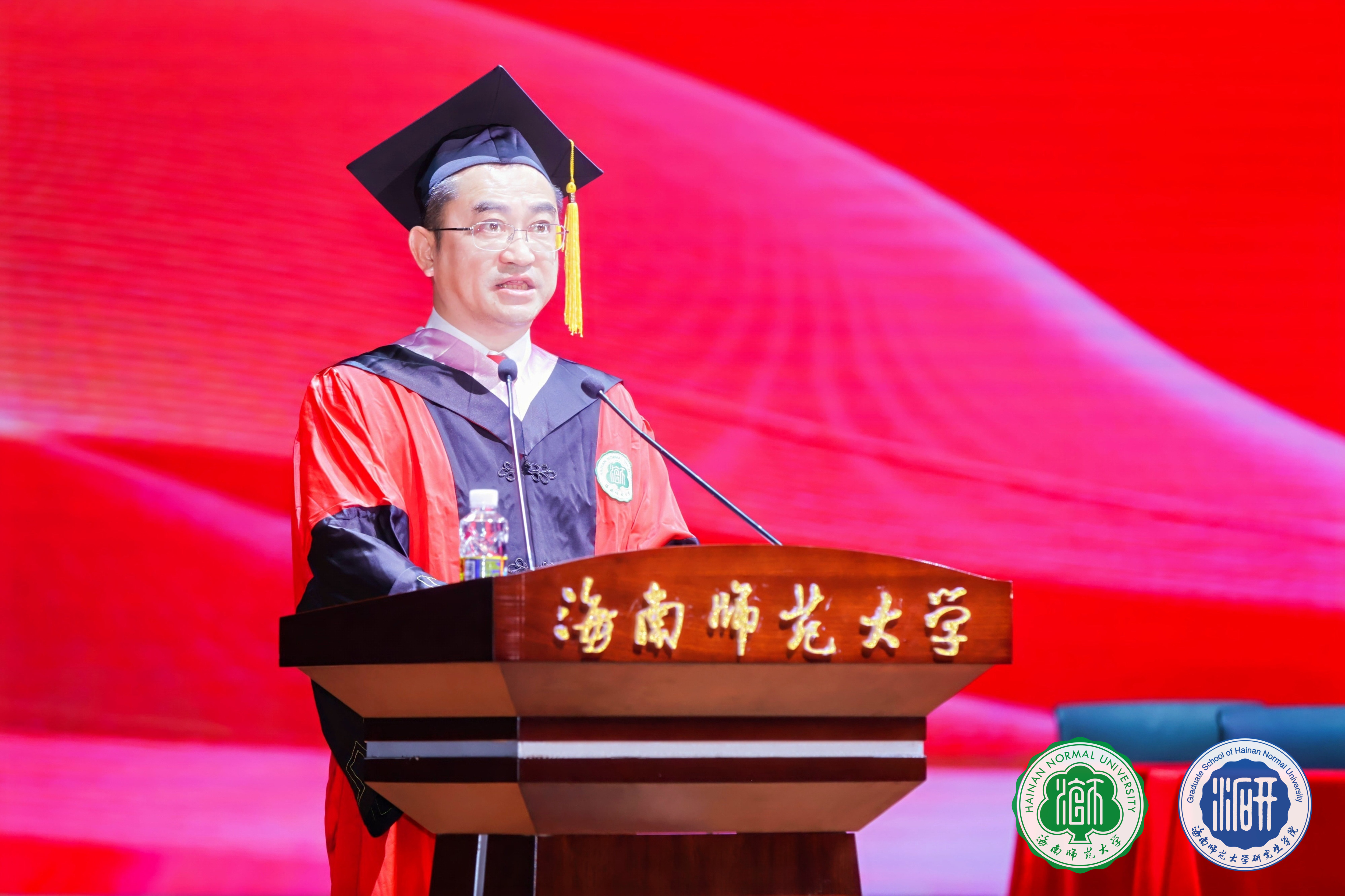 凤凰花开日 共论鸿鹄志 雷竞技雷老板举行2024届研究生毕业典礼暨学位授予仪式