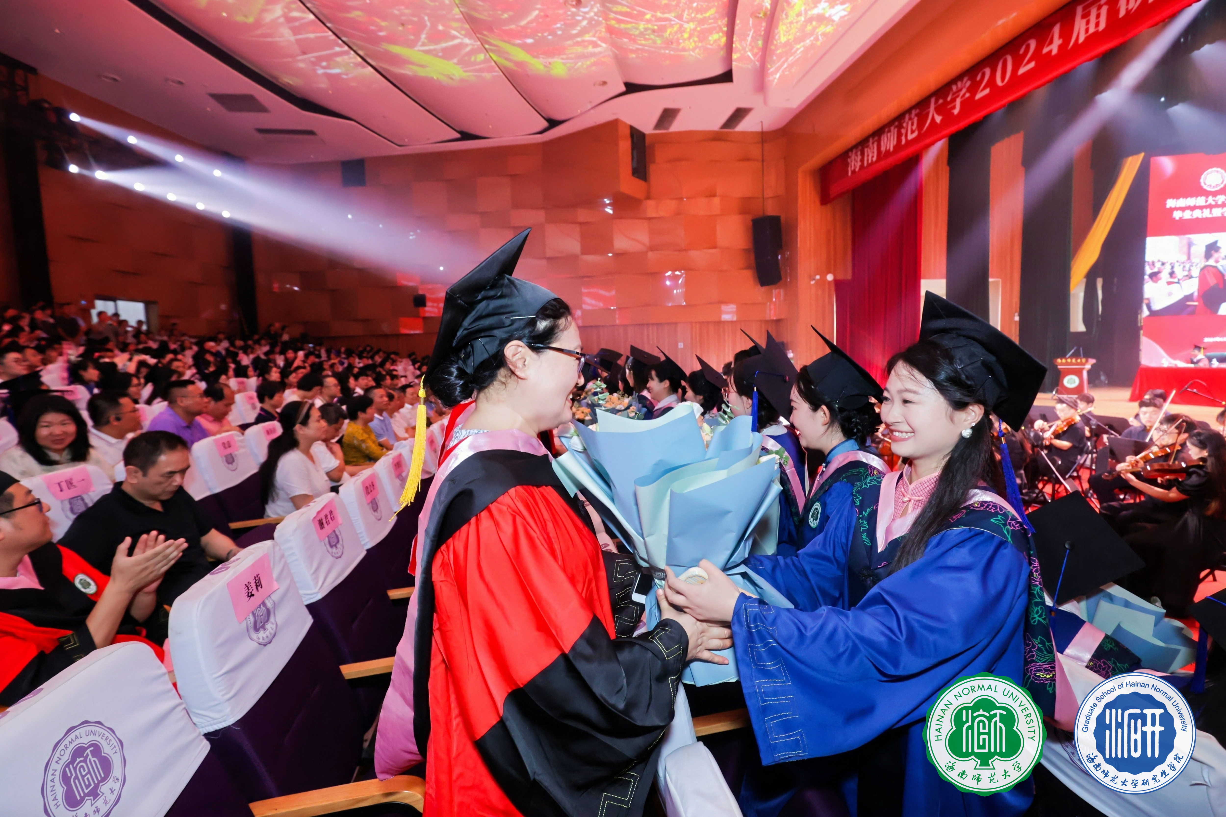 凤凰花开日 共论鸿鹄志 雷竞技雷老板举行2024届研究生毕业典礼暨学位授予仪式